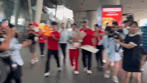 泸州籍奥运冠军邓雅文回四川了!(图5) 5.gif