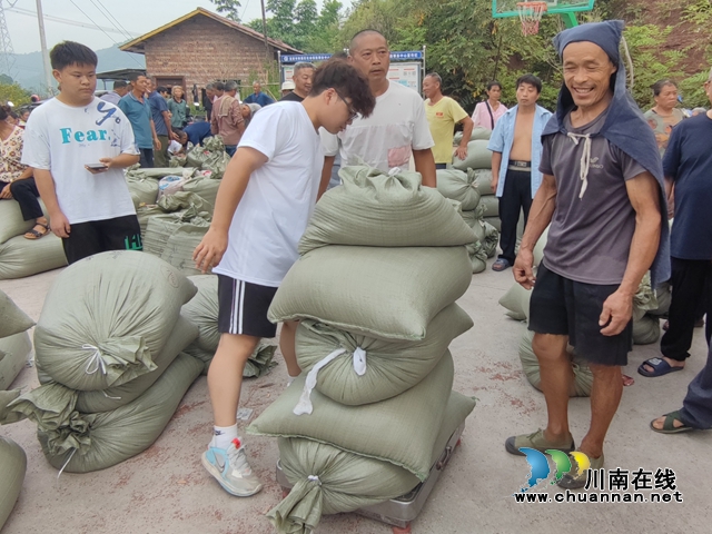 宜宾南溪区长兴镇:红粮收购一条龙,农户获利笑颜开(图3) b9f390b6e0183df78d5ae3d9b1862009.jpg