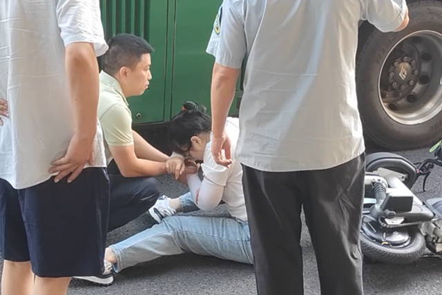 【点赞】女生被撞后大量流血，无法动弹，医生上班途中紧急救治