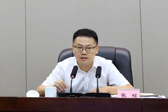 泸州高新区召开生态环境保护工作会暨迎接第三轮中央生态环境保护督察工作推进会(图2) 高新2.jpg