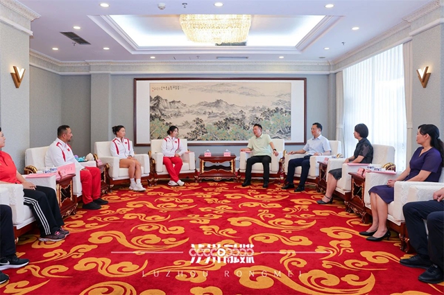 泸州奥运健儿凯旋丨市委书记会见邓雅文、陈可怡,市民高呼欢迎回家!(图2) 1.jpg