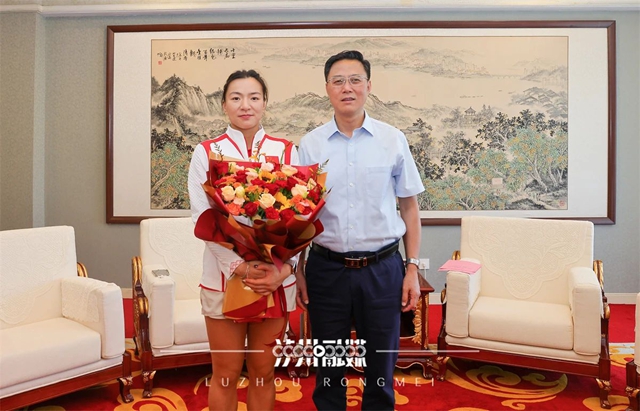 泸州奥运健儿凯旋丨市委书记会见邓雅文、陈可怡,市民高呼欢迎回家!(图4) 3.jpg