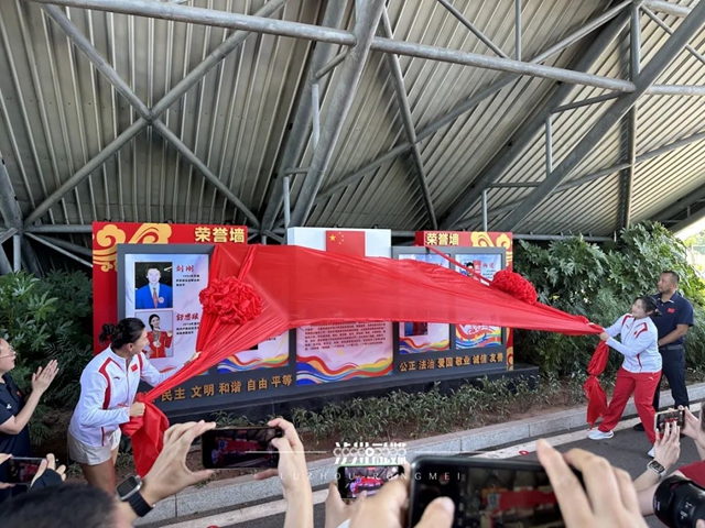 泸州奥运健儿凯旋丨市委书记会见邓雅文、陈可怡,市民高呼欢迎回家!(图10) 8.jpg