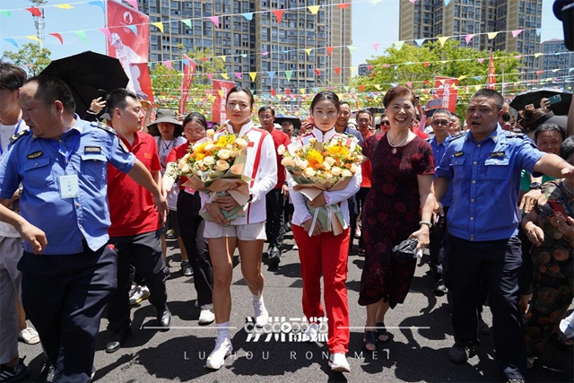 泸州奥运健儿凯旋丨市委书记会见邓雅文、陈可怡,市民高呼欢迎回家!(图7) 5.jpg
