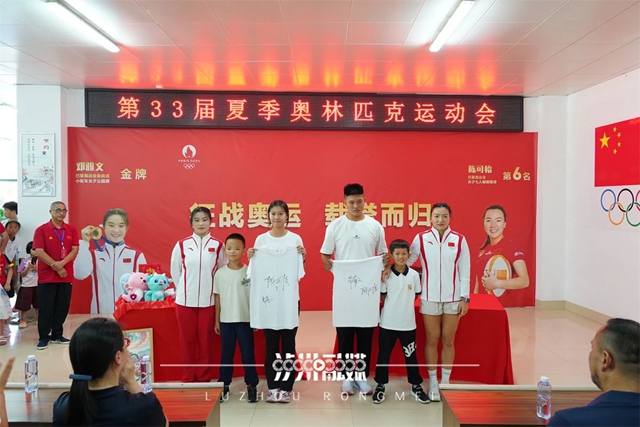 泸州奥运健儿凯旋丨市委书记会见邓雅文、陈可怡,市民高呼欢迎回家!(图11) 9.jpg