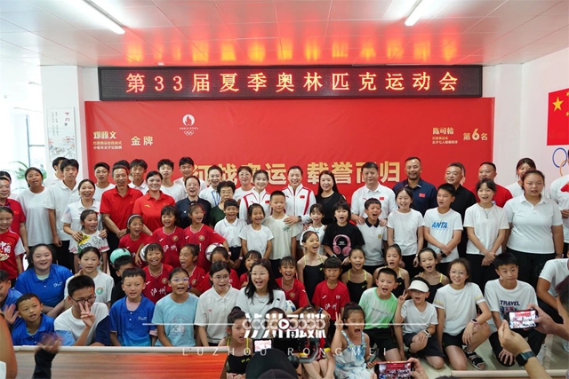 泸州奥运健儿凯旋丨市委书记会见邓雅文、陈可怡,市民高呼欢迎回家!(图13) 11.jpg