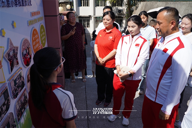 泸州奥运健儿凯旋丨市委书记会见邓雅文、陈可怡,市民高呼欢迎回家!(图14) 12.jpg