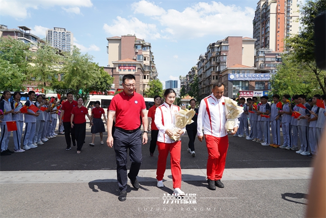 泸州奥运健儿凯旋丨市委书记会见邓雅文、陈可怡,市民高呼欢迎回家!(图17) 15.jpg