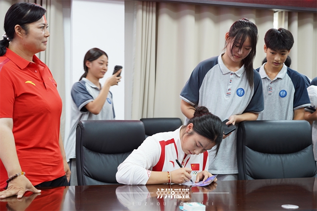 泸州奥运健儿凯旋丨市委书记会见邓雅文、陈可怡,市民高呼欢迎回家!(图19) 17.jpg