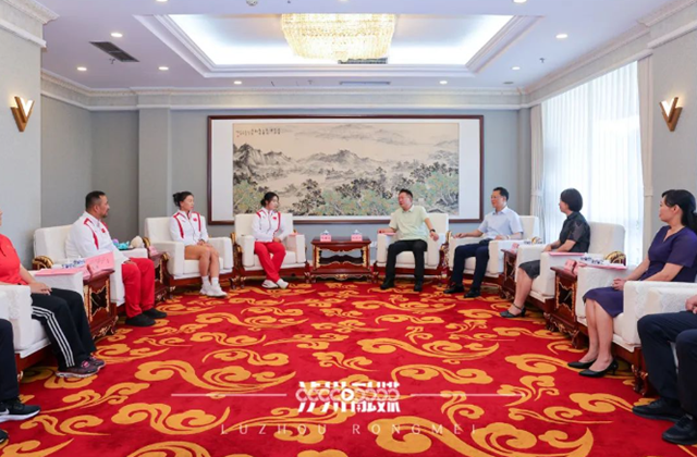 泸州奥运健儿凯旋丨市委书记会见邓雅文、陈可怡,市民高呼欢迎回家!(图23) 12333.png