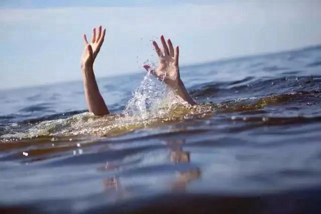 【围观】16岁女孩江边玩水，掉入江中......
