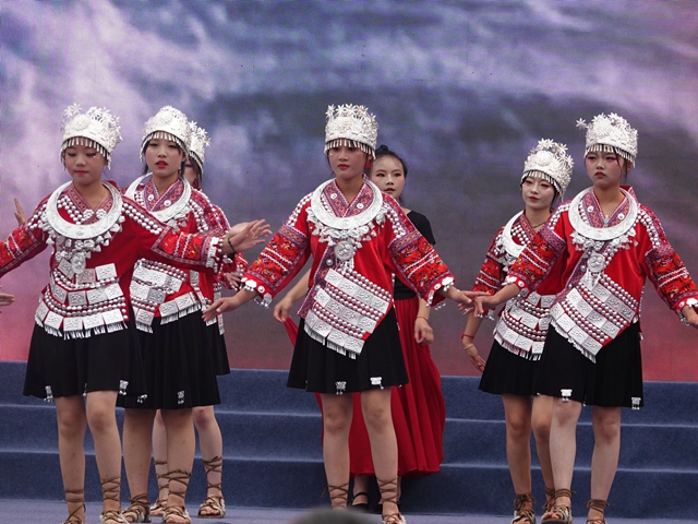 古蔺县“羊名天下·凉爽石宝”2024年石宝镇第三届高山羊肉节开幕(图5) 微信图片_20240813105953.jpg