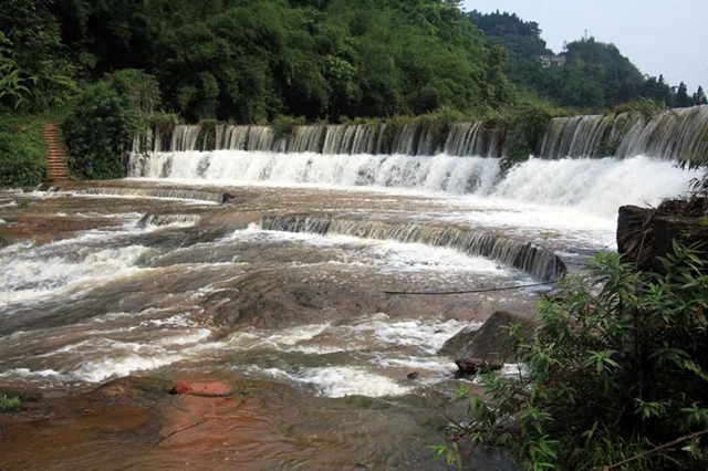 暑假探索秘境,泸州这里有一处隐藏在山里的绝美瀑布……(图2) 2.jpg