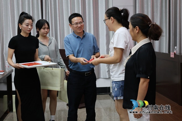 泸州龙马潭：连续12年爱心送达！104名新生获得普惠性助学金 (4).JPG