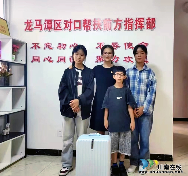 李威威母子和受助姐妹在一起.jpg