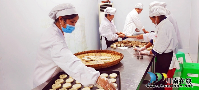 图1：手工月饼车间一派忙碌.jpg