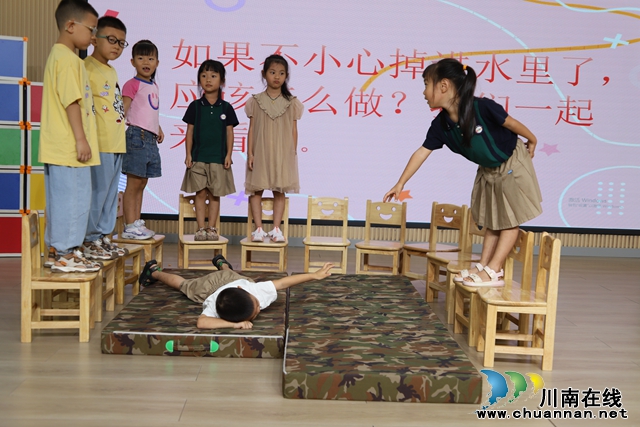 情景剧：同伴掉水里了怎么办.JPG