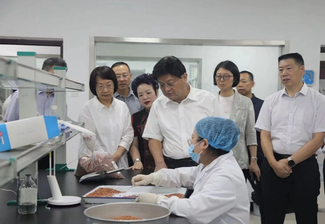 田亚东带领市政协主席会议成员视察加快港口型国家物流枢纽城市建设(图3) 微信图片_20240924113638.jpg