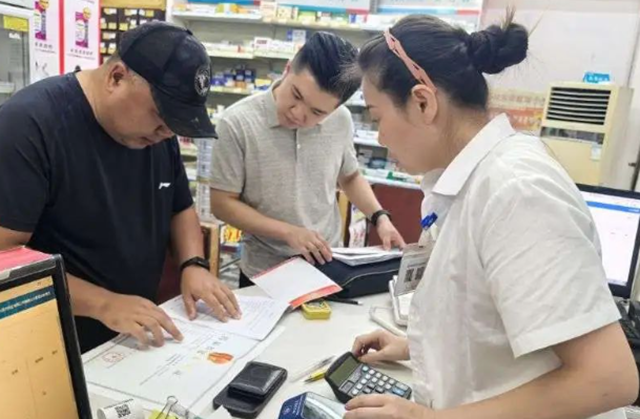 泸州市市场监管局组织开展中秋国庆节药品安全专项检查(图4) 查4.png