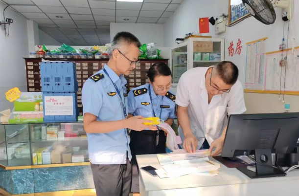 泸州市市场监管局组织开展中秋国庆节药品安全专项检查(图3) 查3.png