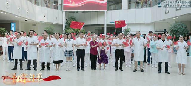 【超燃】向祖国深情告白，医护快闪版《我爱你中国》