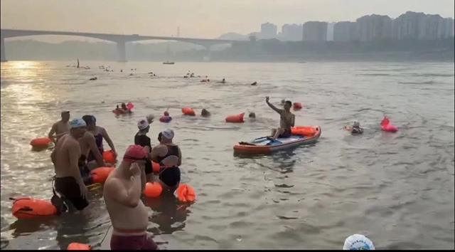 长江漂流，泸州这群人以蓬勃朝气迎国庆