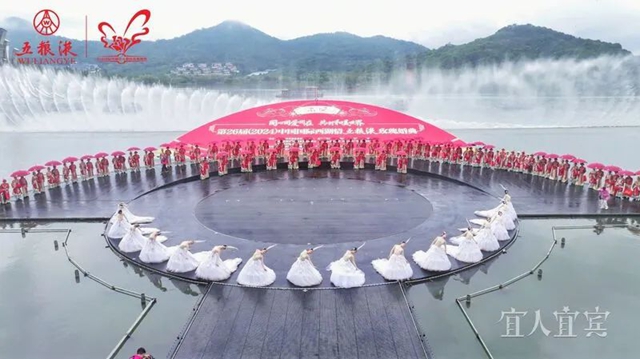 第26届中国国际西湖情五粮液玫瑰婚典在杭州西湖举行(图5) 5.jpg