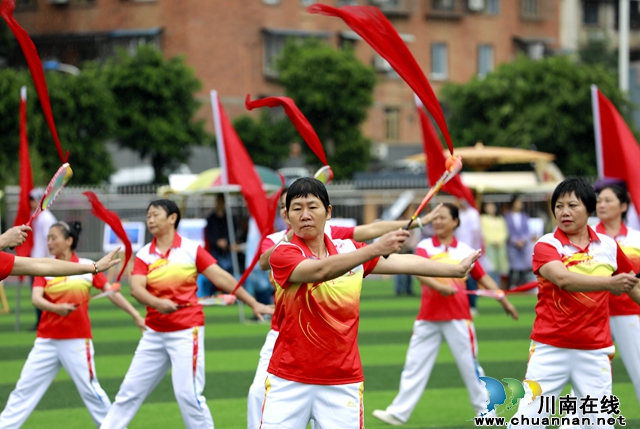 泸州纳溪:千人广场舞祝福祖国七十五华诞 (图6) f6126b8cc72a4ef2e3ada1bf2ccb324.jpg