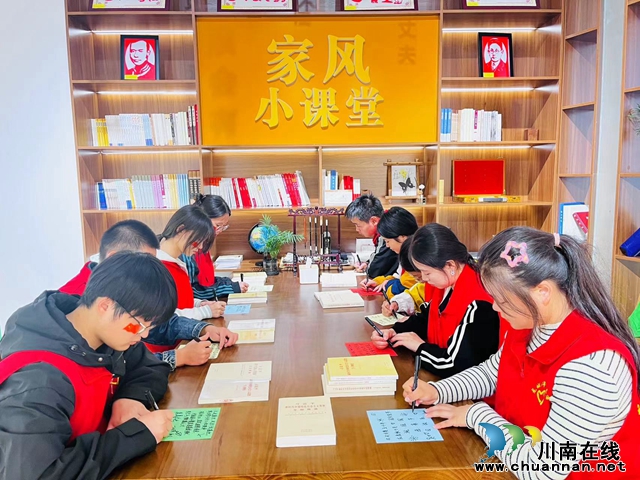 家风馆里厚植家国情怀丨泸县玉蟾街道朝阳社区开展庆国庆系列活动(图1) 大学生们写下祝福语(龙洪艳摄).jpg