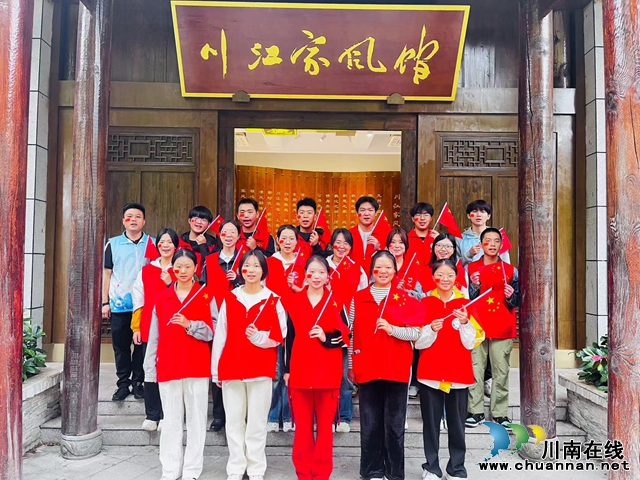 家风馆里厚植家国情怀丨泸县玉蟾街道朝阳社区开展庆国庆系列活动(图2) 大学生们在家风馆庆祝祖国华诞(龙洪艳摄).jpg