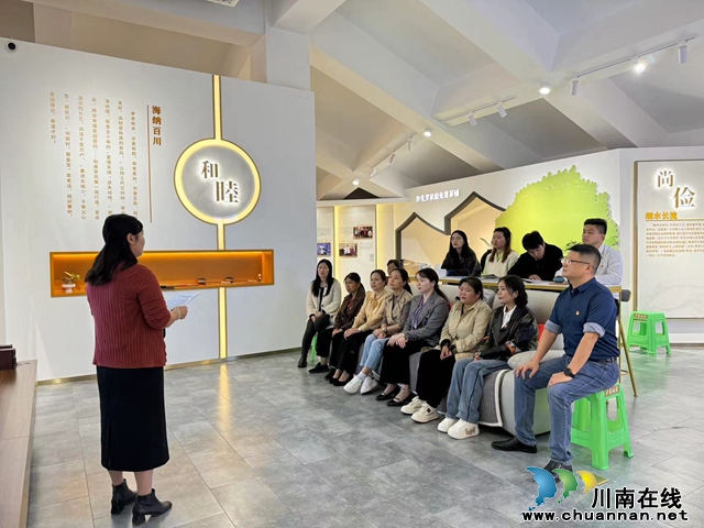 家风馆里厚植家国情怀丨泸县玉蟾街道朝阳社区开展庆国庆系列活动(图3) 清风微课堂1(龙洪艳摄).jpg