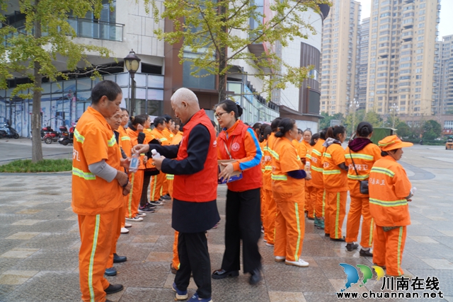 家风馆里厚植家国情怀丨泸县玉蟾街道朝阳社区开展庆国庆系列活动(图4) 慰问环卫工人(郑盛蓉摄).jpg