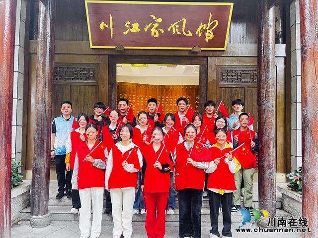 玉蟾街道:迎国庆 赞盛世 颂家风(图1) 微信图片_20241008155629.jpg