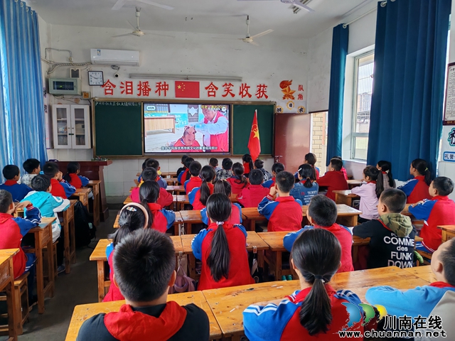 叙永镇银顶小学开展“爱满重阳,孝润童心”主题活动(图1) IMG_20241008_144908.jpg