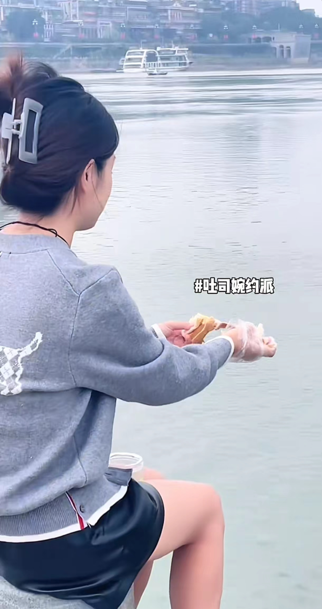 长江鱼群再现宜宾三江口(图4) 微信图片_20241010103453.png