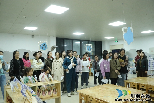 叙永县永宁幼儿园开展“‘境’润童心,‘域’见美好”环境创设评比活动(图1) 教师观摩2.jpg