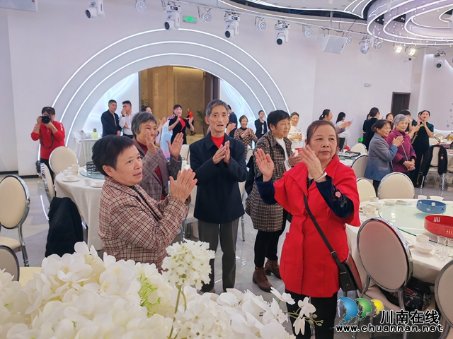 慈爱聚金秋 善行暖重阳 | 泸县玉蟾街道朝阳社区创建慈善社区(图1) 老人们欢度重阳节(曾佐然摄).jpg