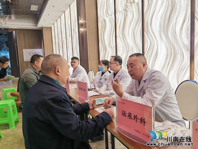 慈爱聚金秋 善行暖重阳 | 泸县玉蟾街道朝阳社区创建慈善社区(图4) 为老年人义诊(曾佐然摄).jpg