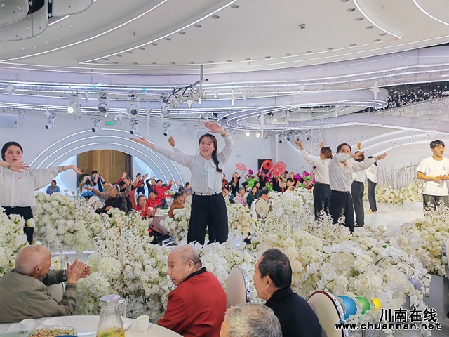 慈爱聚金秋 善行暖重阳 | 泸县玉蟾街道朝阳社区创建慈善社区(图2) 社区干部表演(曾佐然摄).jpg