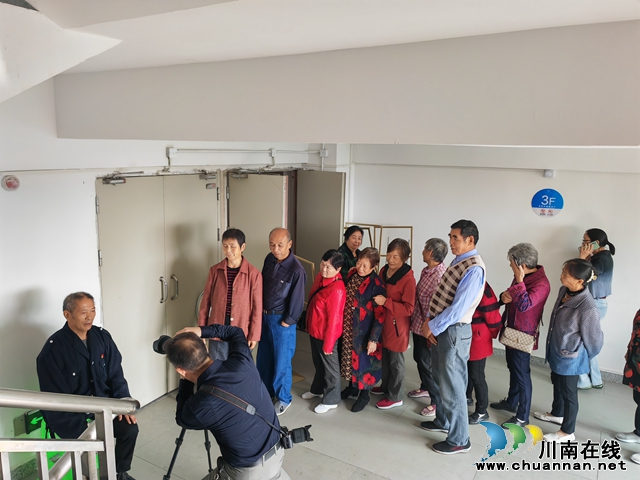 慈爱聚金秋 善行暖重阳 | 泸县玉蟾街道朝阳社区创建慈善社区(图3) 为老人照相(曾佐然摄).jpg