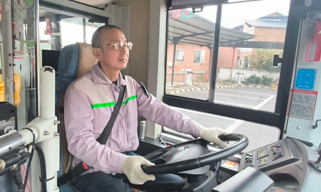 文明泸州丨十米车厢里的文明传递,让这座城暖暖的~(图2) 微信图片_20241011093027.png