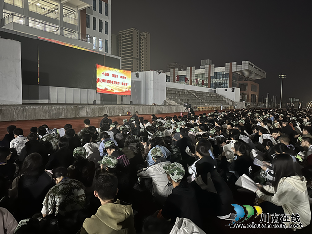 爱国主义电影展映走进合江中学(图1) 6f6a820eb57b11e537a6fc4e1c2b16e9.png