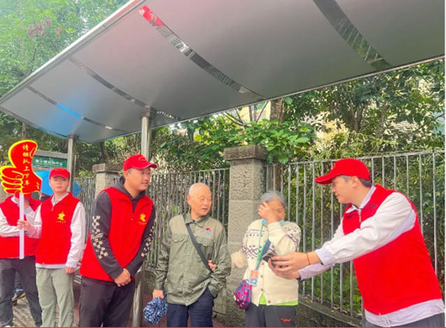 情满重阳|泸州公交让敬老爱老在十米车厢传承弘扬(图1) 微信图片_20241012110954.png