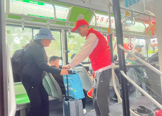 情满重阳|泸州公交让敬老爱老在十米车厢传承弘扬(图3) 微信图片_20241012111002.png