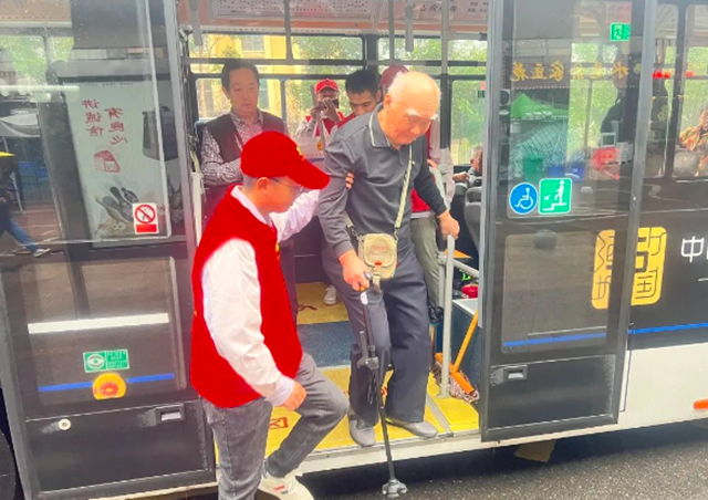 情满重阳|泸州公交让敬老爱老在十米车厢传承弘扬(图4) 微信图片_20241012111006.png