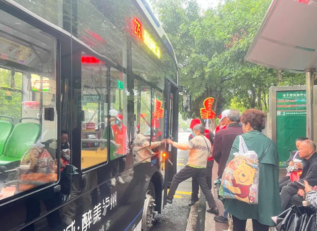 情满重阳|泸州公交让敬老爱老在十米车厢传承弘扬(图5) 微信图片_20241012111015.png