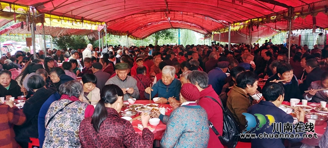 江阳区分水岭镇泸南村:免费吃“敬老宴”,耄耋老人领“敬老红包”(图2) 图2:老人们喜吃“敬老宴”.jpg