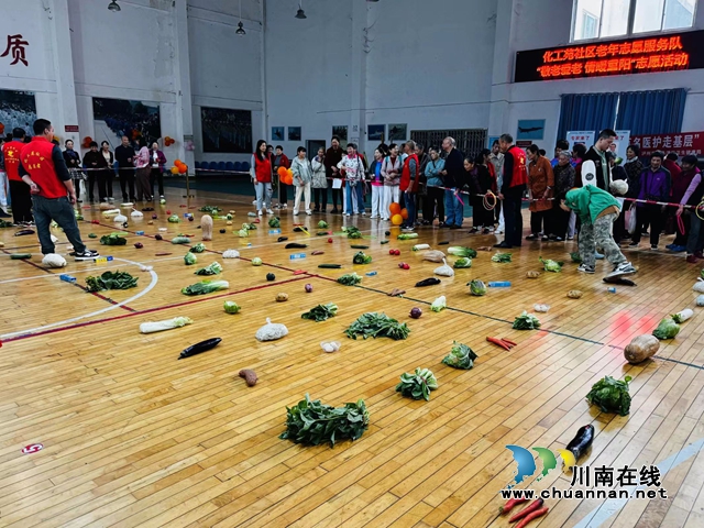 在泸州市龙马潭区罗汉街道化工苑社区全民健身中心，趣味蔬菜套圈活动正在开展 (1).jpg