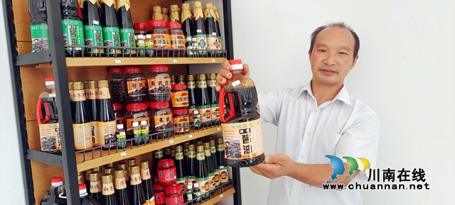 图3：蒋志芳介绍已入瓶的古法酱油.jpg