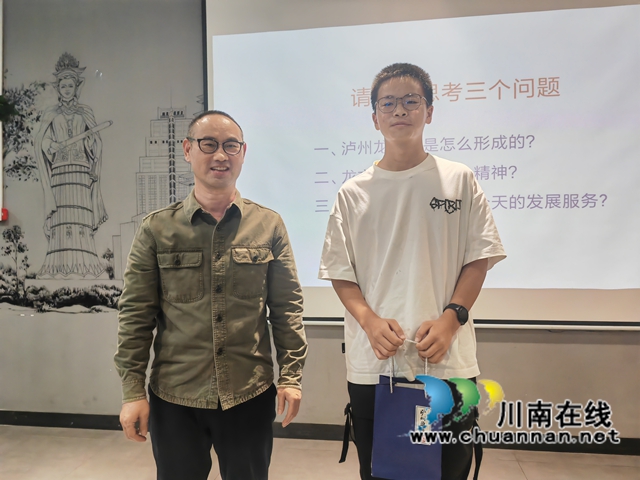 提问少年(右一）（曾佐然摄）.jpg